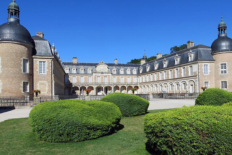 L'hôtel Doubs Rivage près du Château de Pierre-de-Bresse