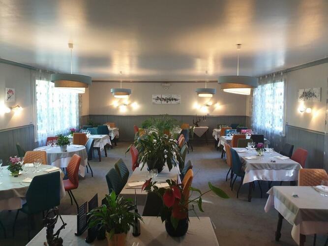 La salle de restaurant entièrement rénovée Doubs Rivage