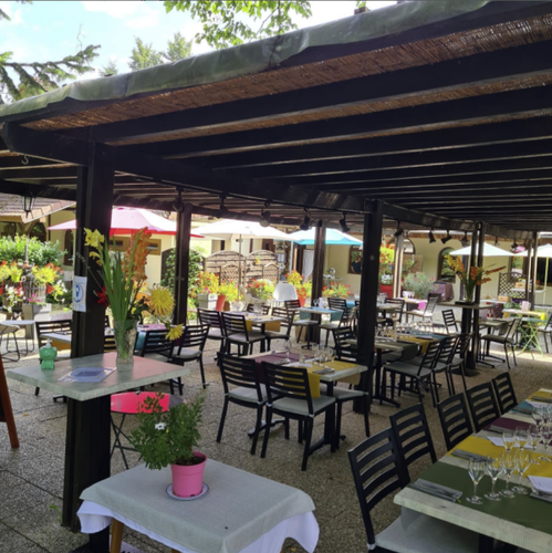 Dégustez la cuisine du restaurant Doubs Rivage en terrasse aux beaux jours.